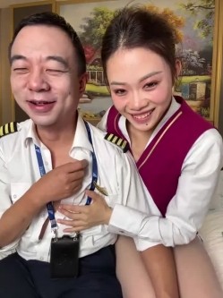 空姐被干了【优优baby】真实空姐和机长吃鸡舔穴舔脚 无套啪啪 户外 车里 截图7