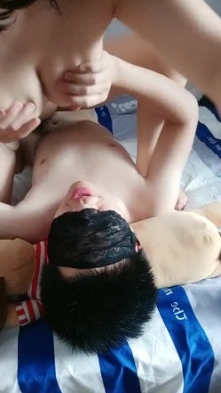 乱伦嫂嫂跟小哥玩的真嗨，69玩弄舔逼深喉吸蛋蛋，还给小哥舔菊花，享受小哥各种姿势高速抽插，浪荡呻吟不止 截图3