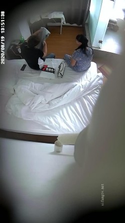 上帝视角真实记录情侣PK偸情~各种反差小贱人中年熟女开房滚床单~刚射完歇一小会又搞起来 截图1