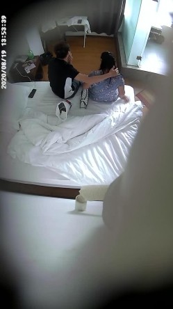 上帝视角真实记录情侣PK偸情~各种反差小贱人中年熟女开房滚床单~刚射完歇一小会又搞起来 截图2