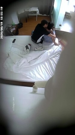 上帝视角真实记录情侣PK偸情~各种反差小贱人中年熟女开房滚床单~刚射完歇一小会又搞起来 截图3