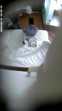 上帝视角真实记录情侣PK偸情~各种反差小贱人中年熟女开房滚床单~刚射完歇一小会又搞起来 截图5