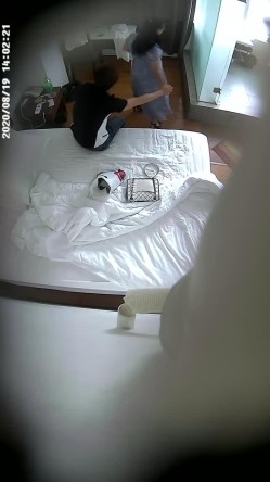 上帝视角真实记录情侣PK偸情~各种反差小贱人中年熟女开房滚床单~刚射完歇一小会又搞起来 截图6