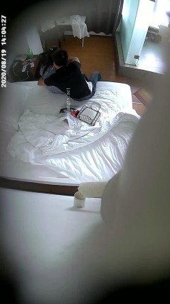 上帝视角真实记录情侣PK偸情~各种反差小贱人中年熟女开房滚床单~刚射完歇一小会又搞起来 截图7