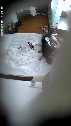 上帝视角真实记录情侣PK偸情~各种反差小贱人中年熟女开房滚床单~刚射完歇一小会又搞起来 截图8