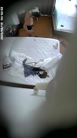 上帝视角真实记录情侣PK偸情~各种反差小贱人中年熟女开房滚床单~刚射完歇一小会又搞起来 截图14