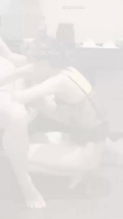 顶级淫妻【翘臀淫妻HKcocolu】约单男，公务员就是时间多，脚穿华伦天奴，身着情趣套装，高端大气的贵妇 截图4