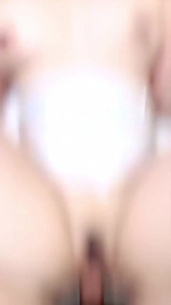 【三姐妹同框】奶球的球迷车模闺蜜骚逼们，蓝衣妹妹超级漂亮，看着两个姐姐被操逼心里痒痒的，三个都超级骚 群P乱交 截图4