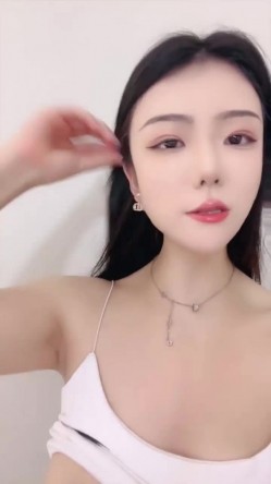 【三姐妹同框】奶球的球迷车模闺蜜骚逼们，蓝衣妹妹超级漂亮，看着两个姐姐被操逼心里痒痒的，三个都超级骚 群P乱交 截图6