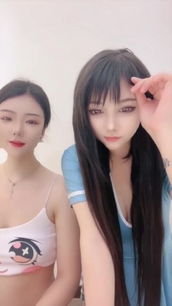 【三姐妹同框】奶球的球迷车模闺蜜骚逼们，蓝衣妹妹超级漂亮，看着两个姐姐被操逼心里痒痒的，三个都超级骚 群P乱交 截图7