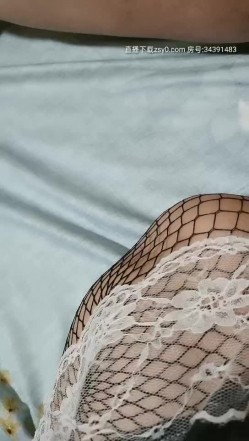 女仆装的黑丝少妇跟两男玩3P，玩完游戏开始伺候大哥，胖瘦组合听狼友指挥吃鸡巴，被两男前后玩弄草到高潮 截图6