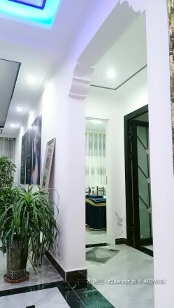 极品风骚巨乳女技师漏着奶子给客户按摩，给狼友看客户的奶子 截图1