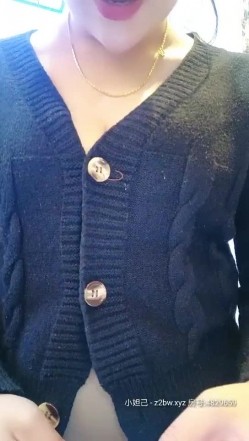 极品风骚巨乳女技师漏着奶子给客户按摩，给狼友看客户的奶子 截图2