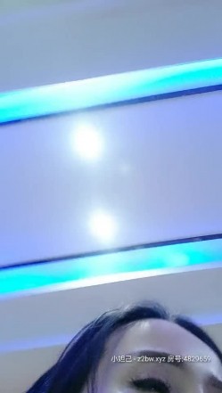 极品风骚巨乳女技师漏着奶子给客户按摩，给狼友看客户的奶子 截图3