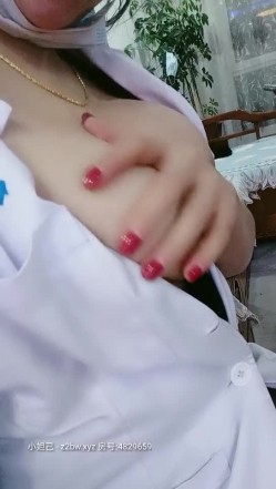 极品风骚巨乳女技师漏着奶子给客户按摩，给狼友看客户的奶子 截图12