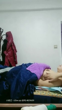 极品风骚巨乳女技师漏着奶子给客户按摩，给狼友看客户的奶子 截图15