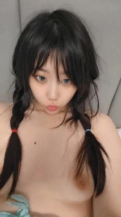 大辫子的小姑娘，玩的好嗨奥，全程露脸黑丝诱惑，道具双插玩弄骚穴和菊花，掰开骚逼特写展示，精彩刺激不断 截图8