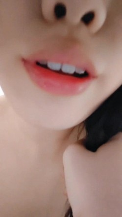 大辫子的小姑娘，玩的好嗨奥，全程露脸黑丝诱惑，道具双插玩弄骚穴和菊花，掰开骚逼特写展示，精彩刺激不断 截图14