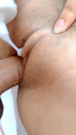 黑丝露脸乖巧听话的小骚货口交大鸡巴，无毛白虎让大哥无套爆草，道具抽插各种体位蹂躏骚逼，高潮不断冒白浆 截图16
