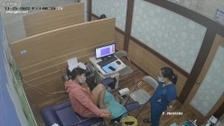《妇产科监控破解》多位美女少妇张开大腿让医生又抠又摸检查阴道 截图3