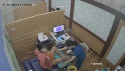 《妇产科监控破解》多位美女少妇张开大腿让医生又抠又摸检查阴道 截图4
