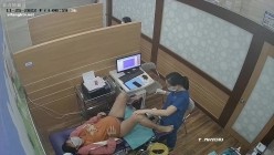 《妇产科监控破解》多位美女少妇张开大腿让医生又抠又摸检查阴道 截图6
