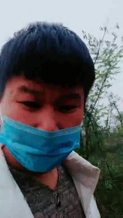年轻小情侣户外铺个布直接搞野战 各种姿势草逼啃吊 截图5