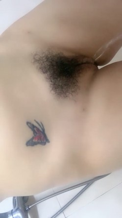 露脸熟女少妇道具自慰插穴，卧室远景椅子上深插 截图7