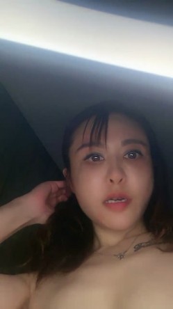 露脸熟女少妇道具自慰插穴，卧室远景椅子上深插 截图10