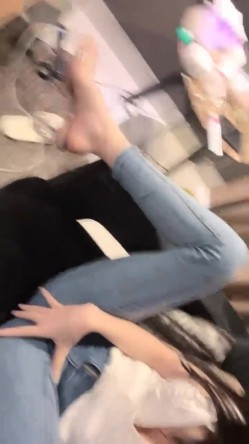 【京鱼儿】19岁童颜巨乳 可爱猫女 神秘男舔逼 道具自慰 -被土豪包养玩了一段时间，复出后更会玩，这质量杠杠的 截图2