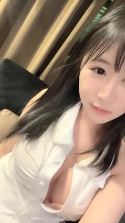 【京鱼儿】19岁童颜巨乳 可爱猫女 神秘男舔逼 道具自慰 -被土豪包养玩了一段时间，复出后更会玩，这质量杠杠的 截图4