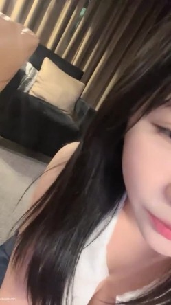 【京鱼儿】19岁童颜巨乳 可爱猫女 神秘男舔逼 道具自慰 -被土豪包养玩了一段时间，复出后更会玩，这质量杠杠的 截图9