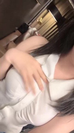 【京鱼儿】19岁童颜巨乳 可爱猫女 神秘男舔逼 道具自慰 -被土豪包养玩了一段时间，复出后更会玩，这质量杠杠的 截图16