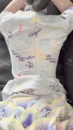空姐性感女神『不爱飞的海燕』航班刚落地就被土豪金主带到酒店，下班衣服都没有换直接开操 截图2