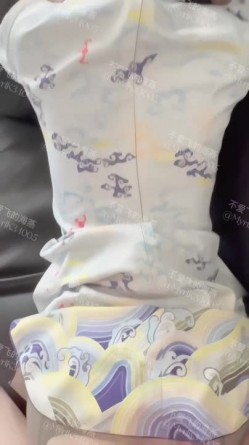 空姐性感女神『不爱飞的海燕』航班刚落地就被土豪金主带到酒店，下班衣服都没有换直接开操 截图4
