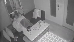 KTV房间内监控流出公主为售卖酒水，提供三次性服务，口交撸管多次想要插入都没有成功，疯狂拉扯！ 截图1