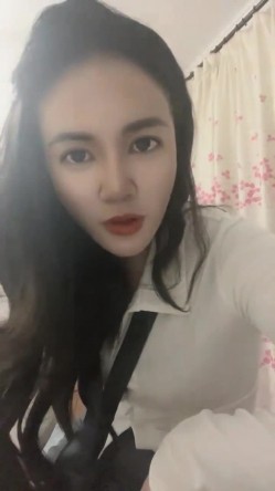 青岛美人妻 在线SM调教 【冷王妃】 狗奴~丝袜内裤套头舔脚~足交~舔逼舔屁~绝了，喜好这一口的兄弟不要错过了 颜值身材俱佳 截图1