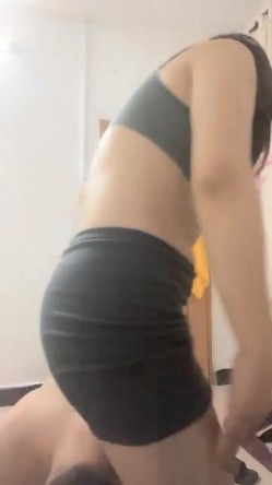 青岛美人妻 在线SM调教 【冷王妃】 狗奴~丝袜内裤套头舔脚~足交~舔逼舔屁~绝了，喜好这一口的兄弟不要错过了 颜值身材俱佳 截图16