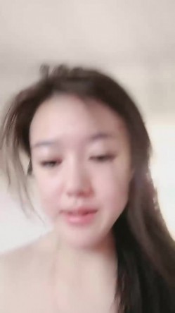 胆子真大，小区没睡的邻居有眼福了【你的大小姐】，极品女神，阳台上脱光抖屁股，盘亮条顺大美女，深夜看谁运气好 截图10