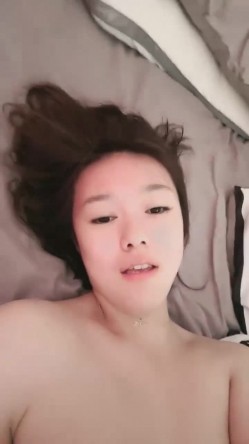 胆子真大，小区没睡的邻居有眼福了【你的大小姐】，极品女神，阳台上脱光抖屁股，盘亮条顺大美女，深夜看谁运气好 截图14