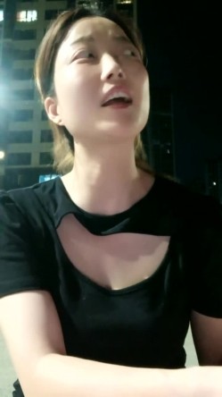 县城的极品小少妇，【小河弯弯】，户外尿尿~道具自慰~无套啪啪~内射口爆吞精 截图1