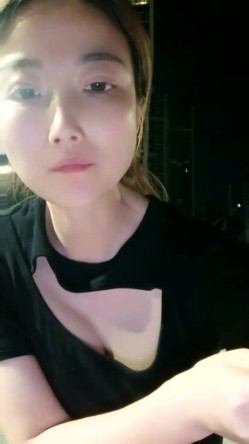 县城的极品小少妇，【小河弯弯】，户外尿尿~道具自慰~无套啪啪~内射口爆吞精 截图2