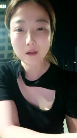 县城的极品小少妇，【小河弯弯】，户外尿尿~道具自慰~无套啪啪~内射口爆吞精 截图4