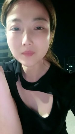 县城的极品小少妇，【小河弯弯】，户外尿尿~道具自慰~无套啪啪~内射口爆吞精 截图6