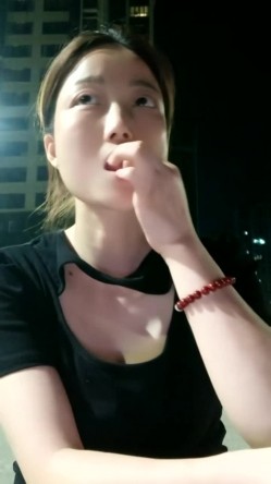 县城的极品小少妇，【小河弯弯】，户外尿尿~道具自慰~无套啪啪~内射口爆吞精 截图7