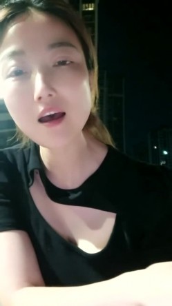 县城的极品小少妇，【小河弯弯】，户外尿尿~道具自慰~无套啪啪~内射口爆吞精 截图8