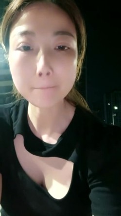 县城的极品小少妇，【小河弯弯】，户外尿尿~道具自慰~无套啪啪~内射口爆吞精 截图11