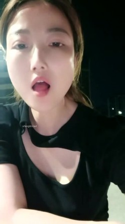 县城的极品小少妇，【小河弯弯】，户外尿尿~道具自慰~无套啪啪~内射口爆吞精 截图12