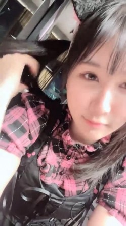 【京鱼儿】19岁童颜巨乳 女仆学生制服 道具自慰 流白浆 ！高人气19岁学生妹 白皙大奶！！ 截图1