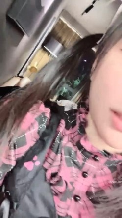 【京鱼儿】19岁童颜巨乳 女仆学生制服 道具自慰 流白浆 ！高人气19岁学生妹 白皙大奶！！ 截图2